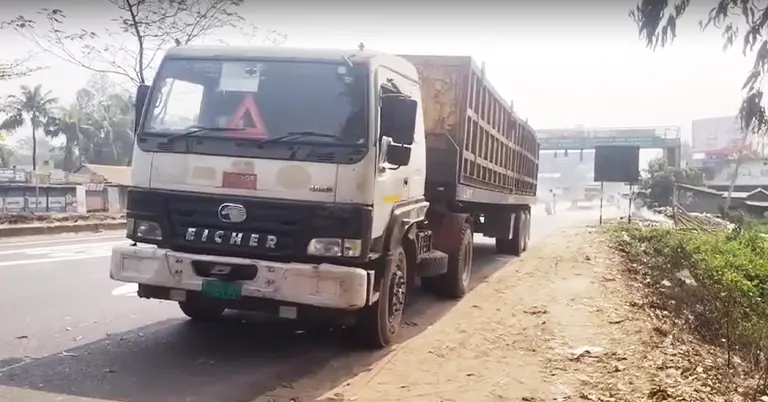 দুর্ঘটনাগ্রস্ত লরি